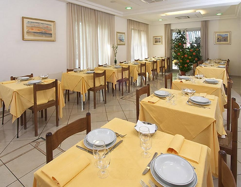 Hotel Vienna Сенигалия Екстериор снимка